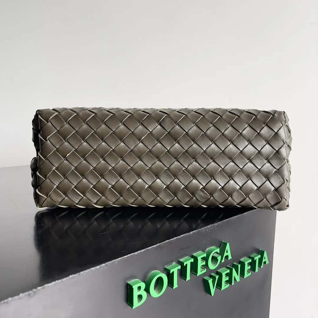 The 2023 new Andiamo batch of 2260 BV has been shipped‼ ️Really popular🔥The new Andiamo woven handbag launched by Bottega Veneta this season is really popular all over the world! ! Celebrities at home and abroad have worn it, and Oscar-winning actress Michelle Yeoh has taken it out on the street. Song Jia, Trai Yara, Yu Feihong, Sanji Ayaka, Rosie Hunting-Whiteley, Yoshioka Riho, etc. have all picked up this bag. It is classic and versatile, showing off its temperament, and the bag capacity is also large, which is very convenient for daily commuting! ! A variety of carrying methods, the shoulder straps can be adjusted by yourself, the original lambskin feels soft and delicate, and the unisex style breaks the gender boundaries and brings a more practical and long-lasting use experience. Andiamo, which has both elegant and casual styles, perfectly interprets the true appearance of "fashionable old money style". Style number: 743572 Size: 32*24*12